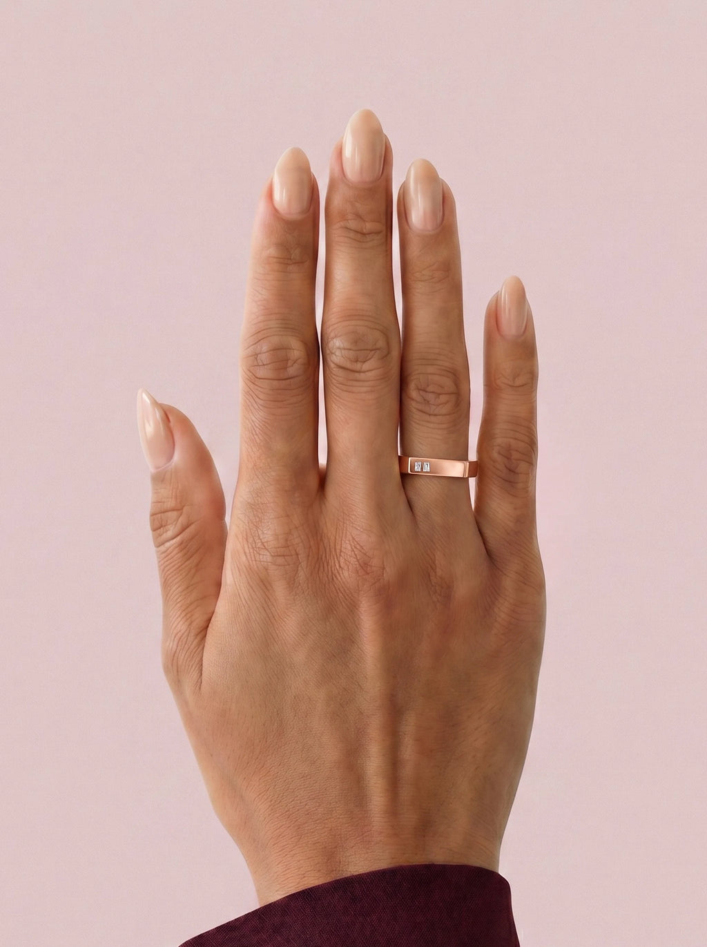 Alianza GEMINI baguette en oro rosa, vista en la mano