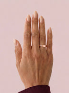 Alianza GEMINI baguette en oro rosa, vista en la mano
