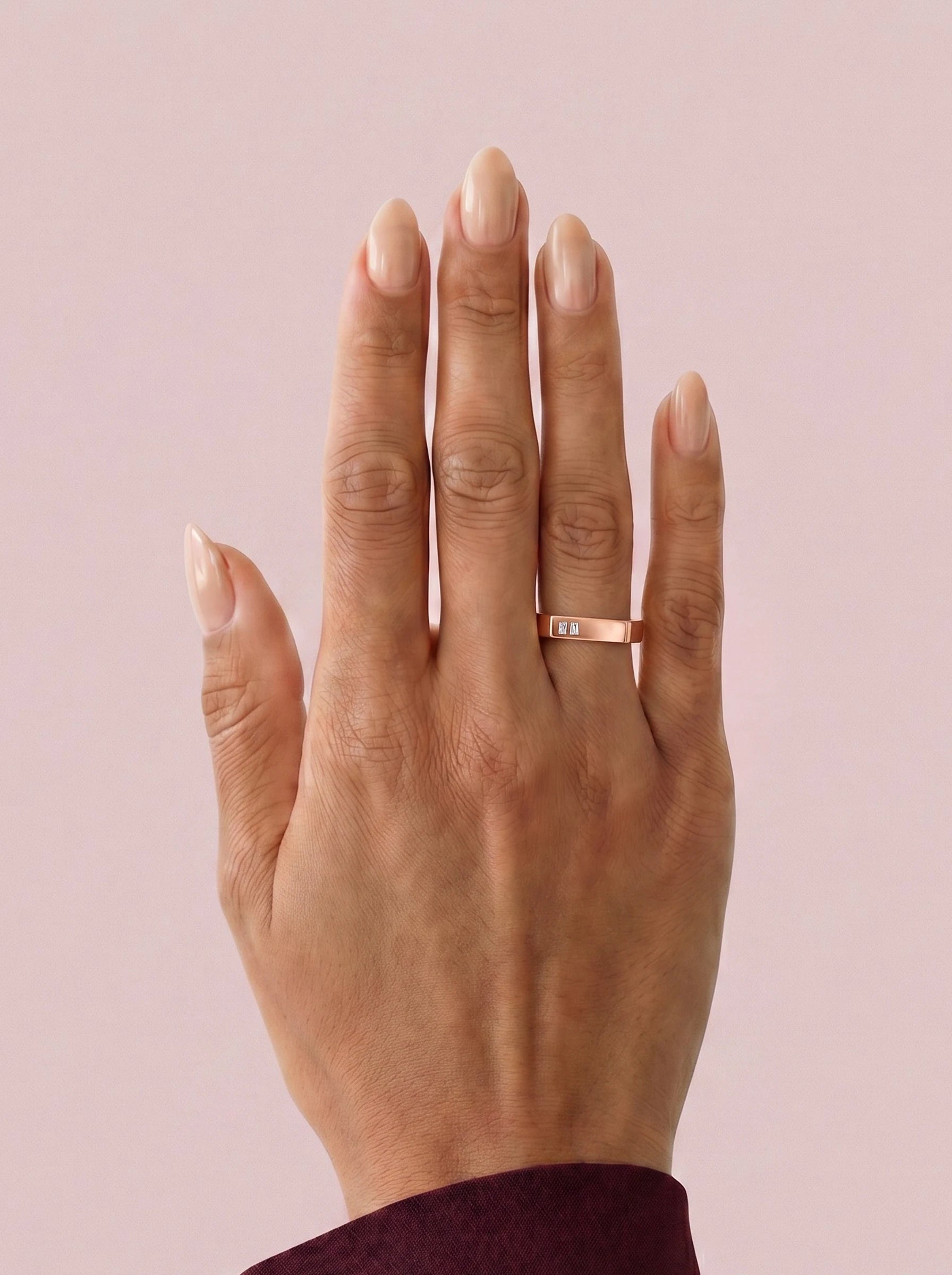 Alianza GEMINI baguette en oro rosa, vista en la mano