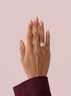 Anillo de compromiso HELIA brillante halo con catedral en oro amarillo, diamante, vista en la mano