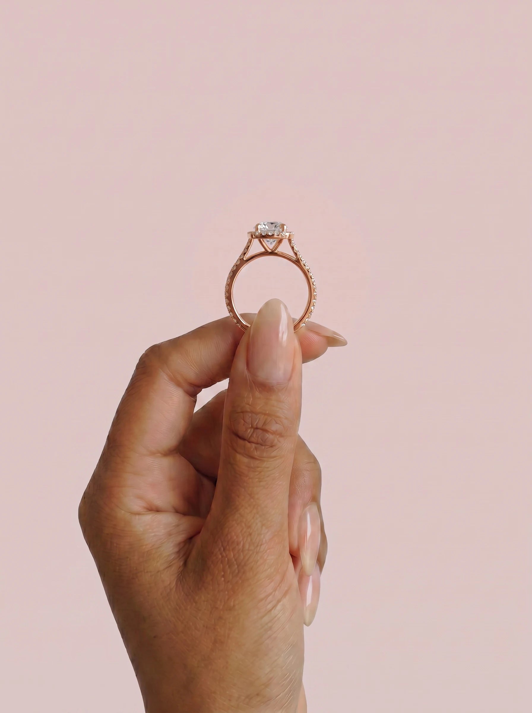Anillo de compromiso HELIA cojín halo con catedral en oro rosa, diamante, detalle sujeto con pinza