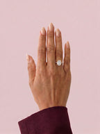 Anillo de compromiso HELIA oval halo con catedral en oro rosa, diamante, vista en la mano