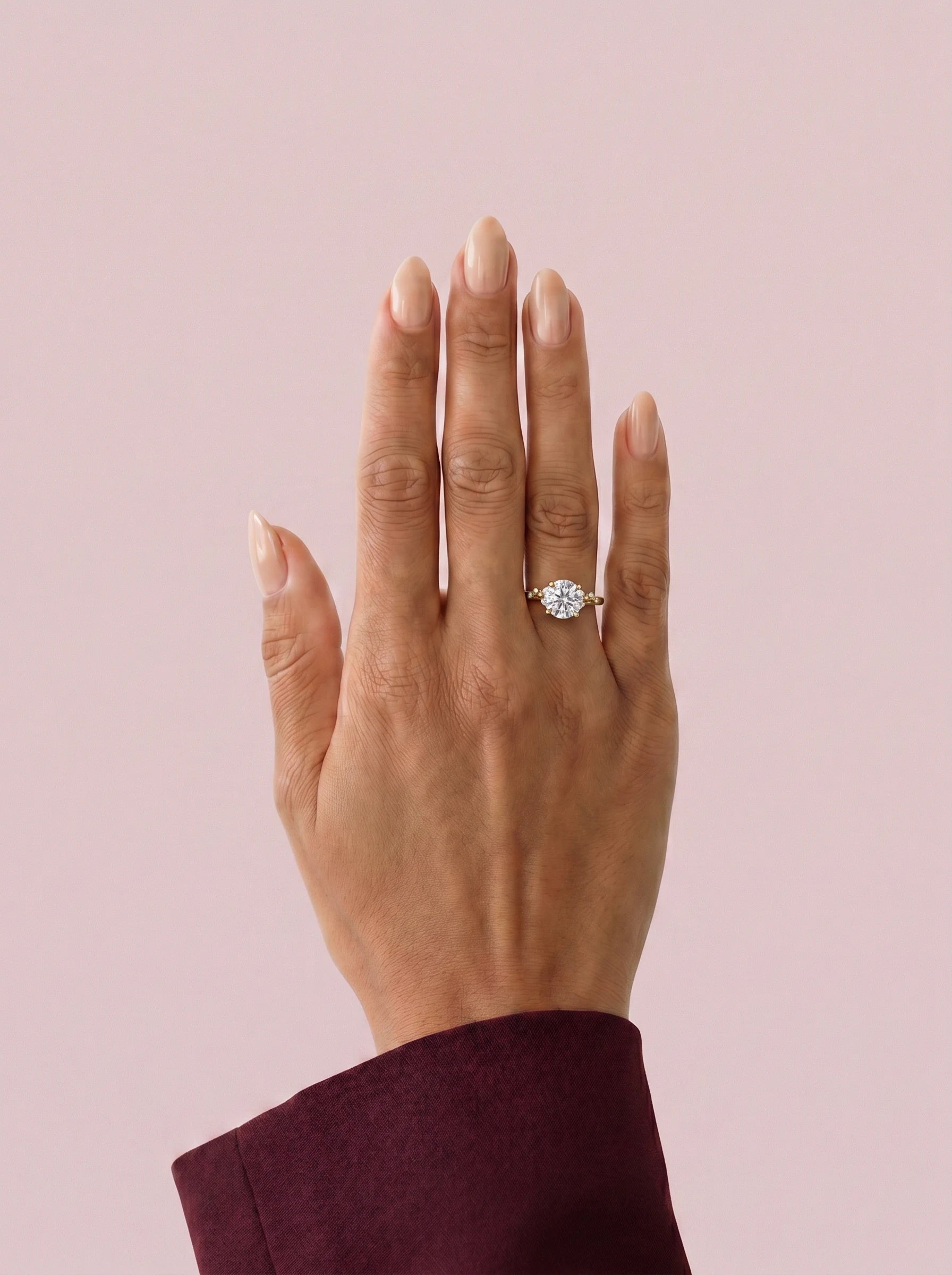 Anillo de compromiso JASMINE brillante clúster en oro amarillo, diamante, vista en la mano
