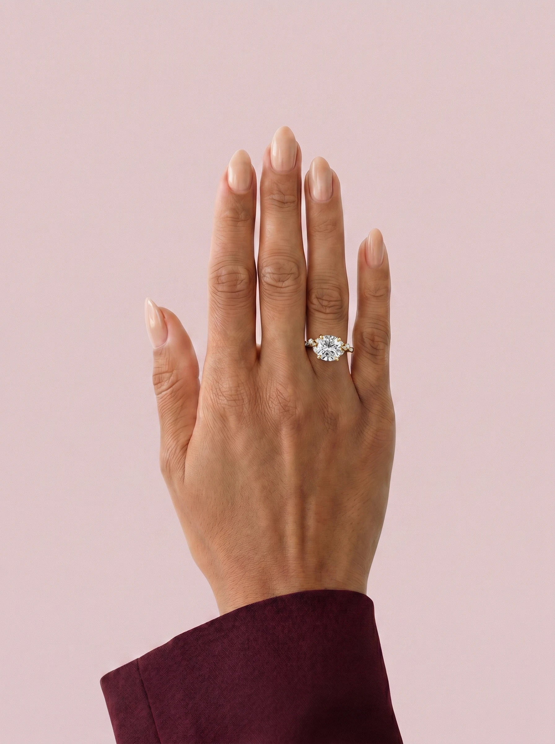 Anillo de compromiso JASMINE cojín clúster en oro amarillo, diamante, vista en la mano