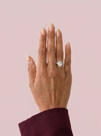 Anillo de compromiso JASMINE oval clúster en oro amarillo, diamante, vista en la mano