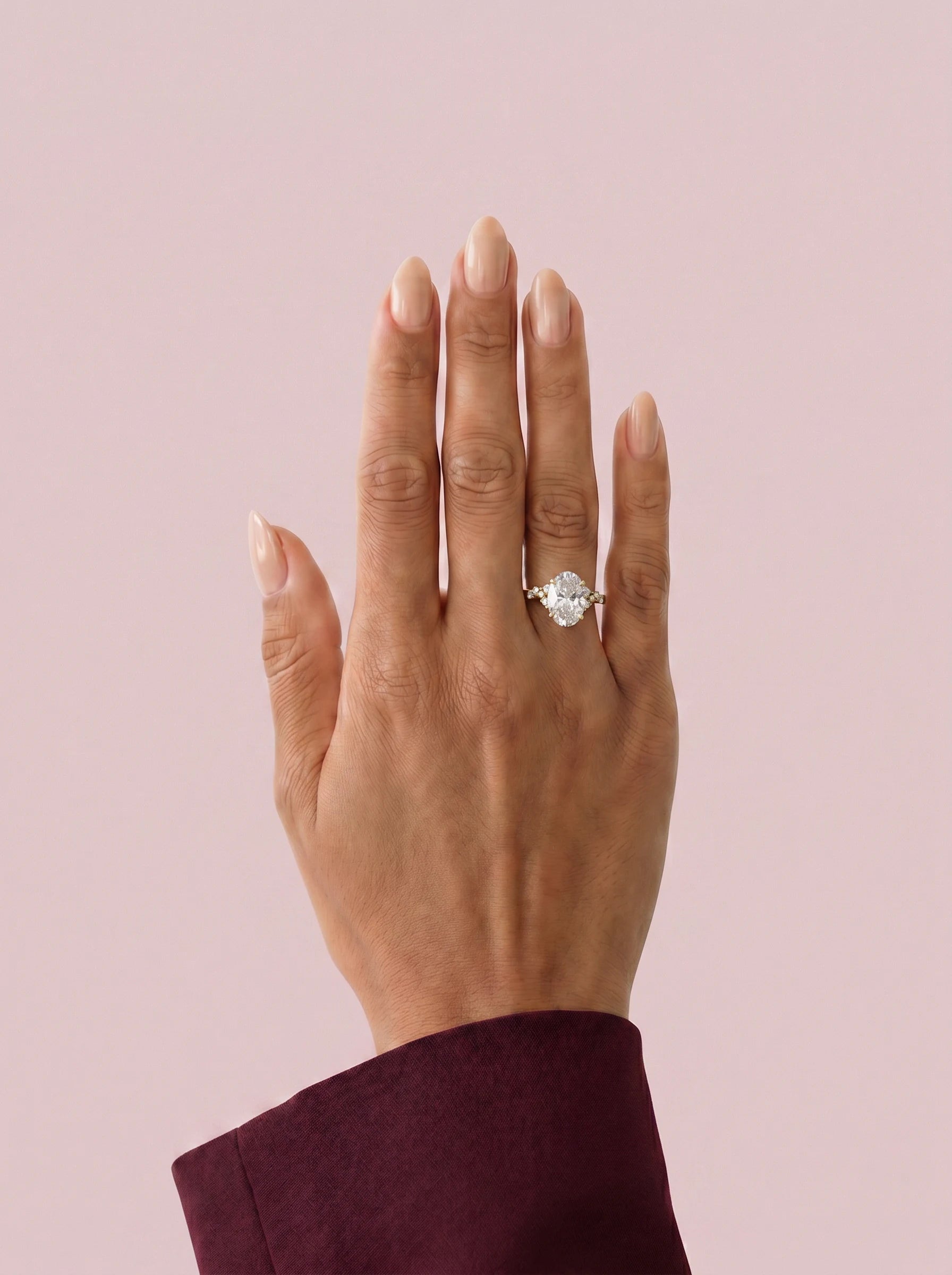 Anillo de compromiso JASMINE oval clúster en oro amarillo, diamante, vista en la mano