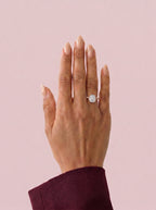 Anillo de compromiso JASMINE radiante clúster en oro rosa, diamante, vista en la mano