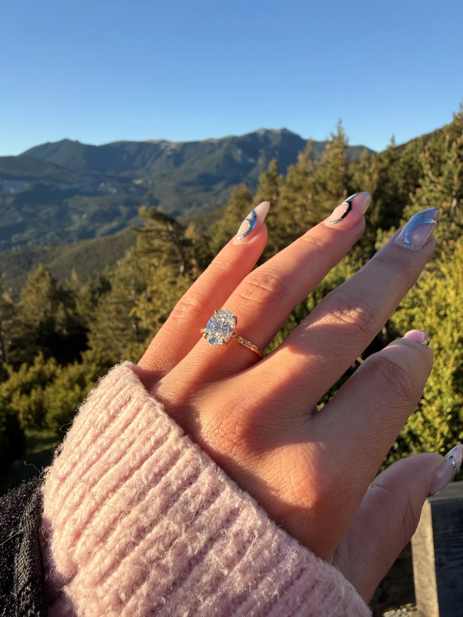 Anillo de compromiso oval solitario floral en oro rosa 18k hecho a medida por BRAVORA