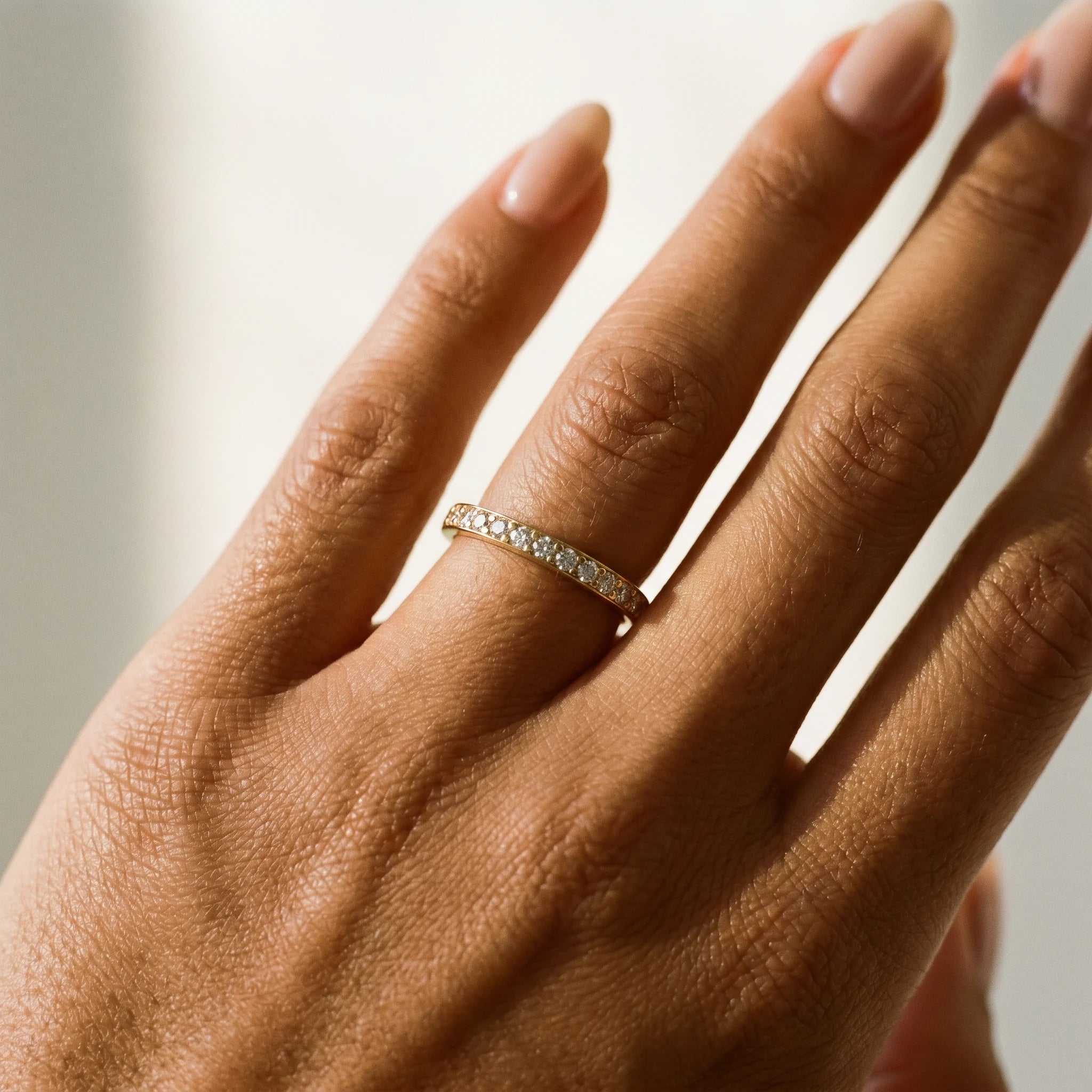 Lux en oro amarillo, puesta en la mano - BRAVORA joyería