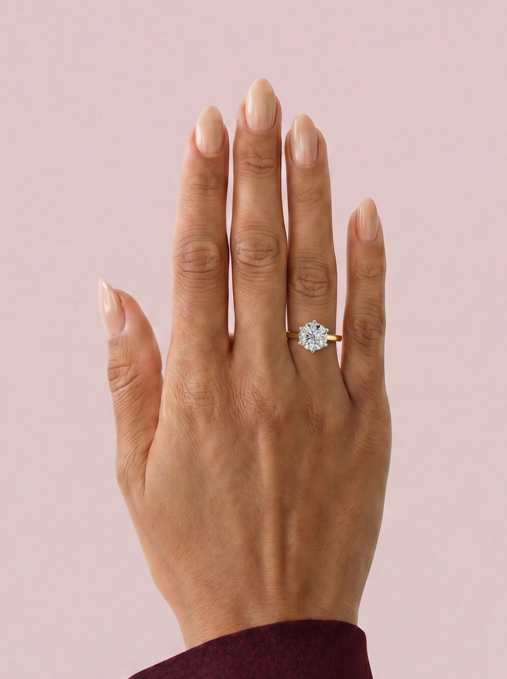 Anillo de compromiso MAGNOLIA brillante solitario engaste floral en oro amarillo, diamante, vista en la mano