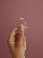 Anillo de compromiso MAGNOLIA brillante solitario engaste floral en oro amarillo, diamante, detalle sujeto con pinza