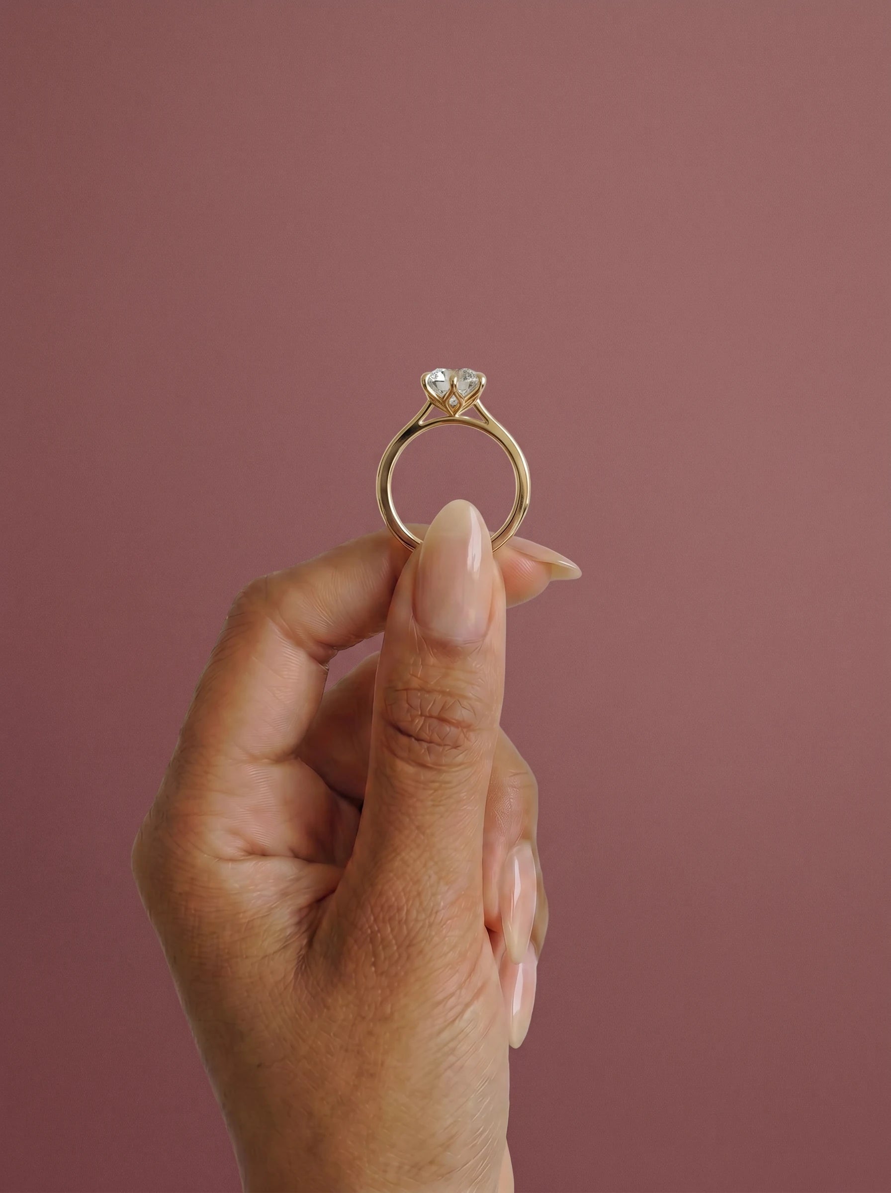 Anillo de compromiso MAGNOLIA brillante solitario engaste floral en oro amarillo, diamante, detalle sujeto con pinza