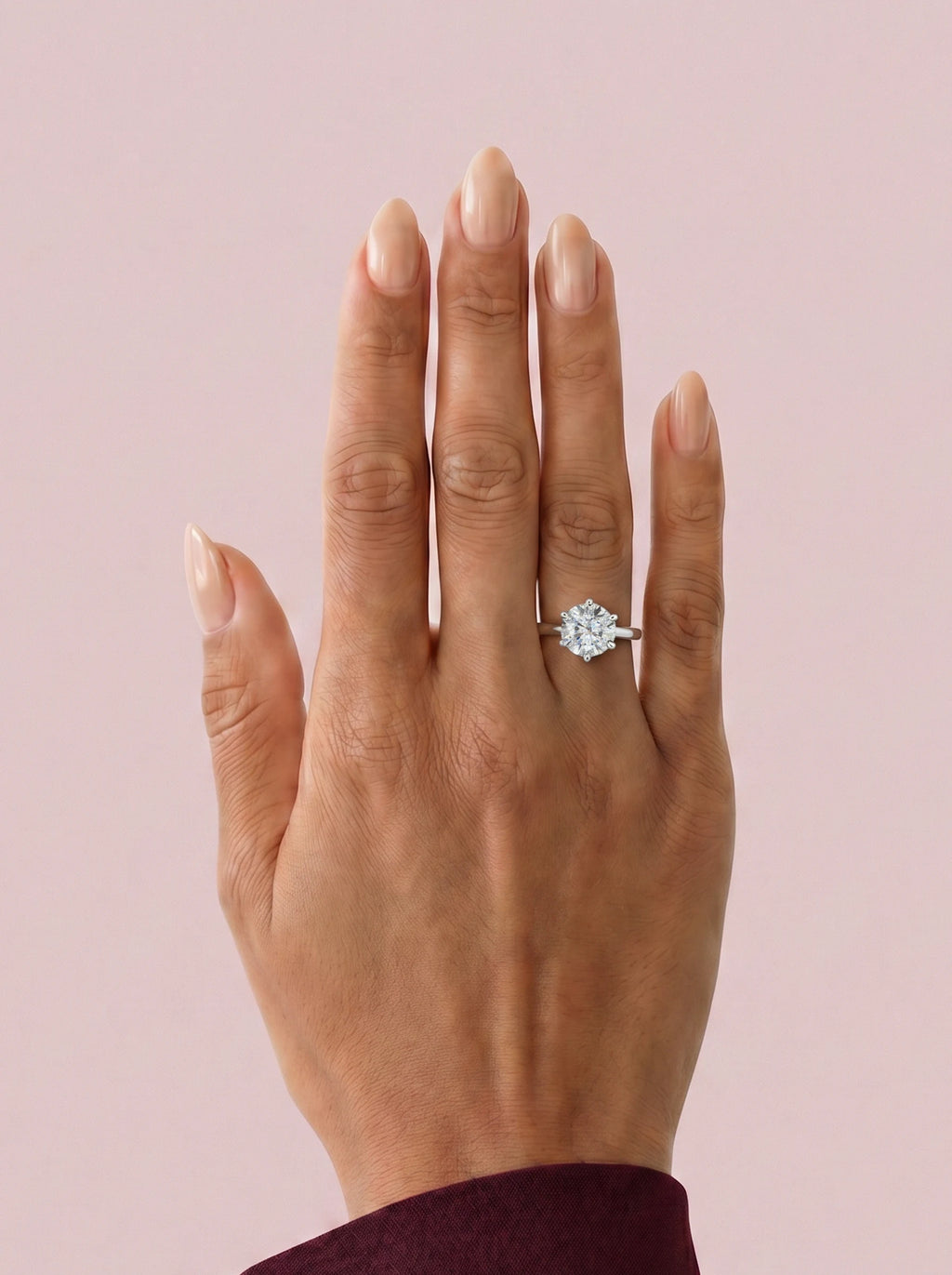 Anillo de compromiso MAGNOLIA brillante solitario engaste floral en oro blanco, diamante, vista en la mano