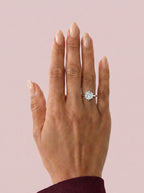 Anillo de compromiso MAGNOLIA brillante solitario engaste floral en oro blanco, diamante, vista en la mano