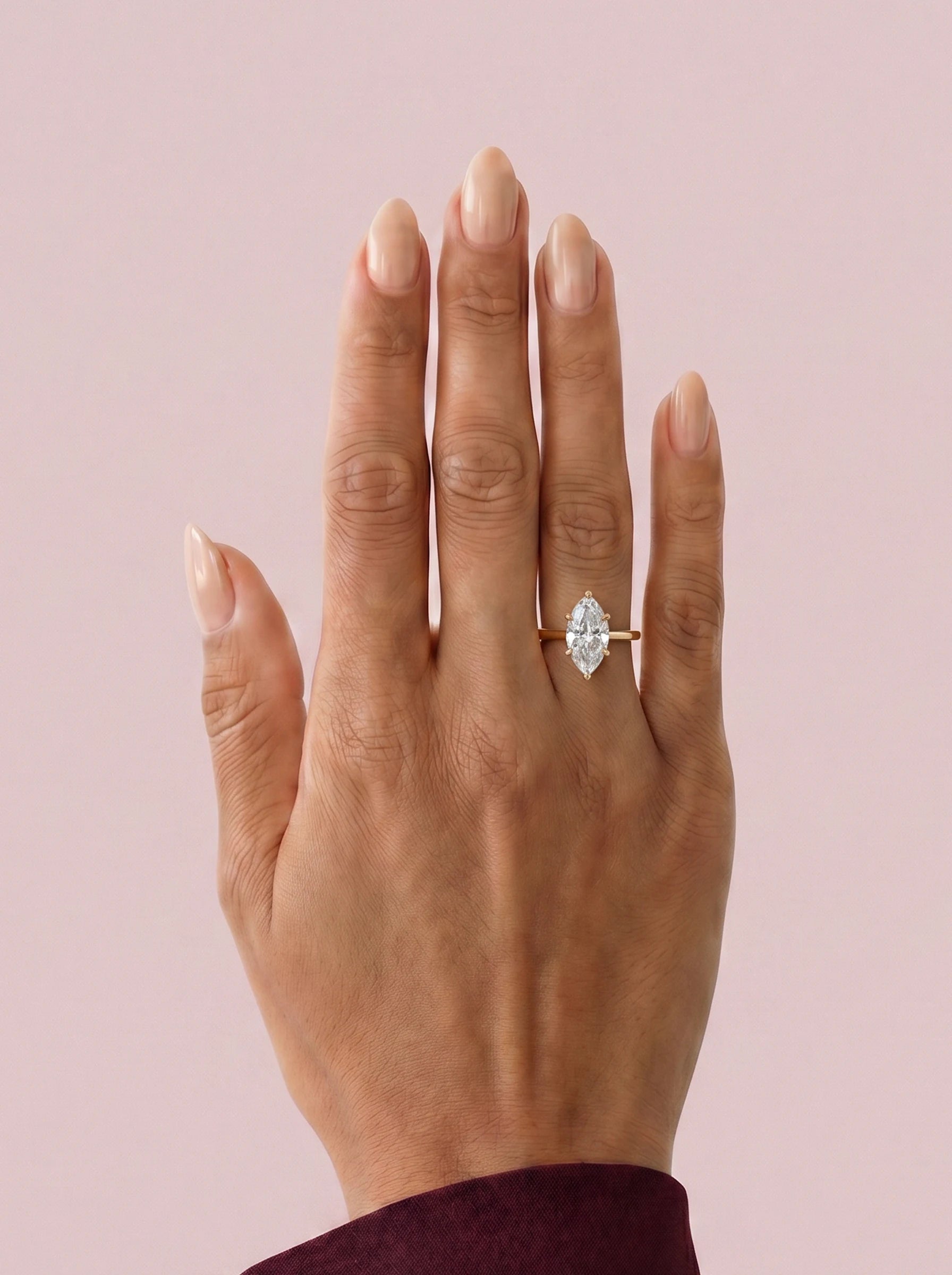 Anillo de compromiso MAGNOLIA marquesa solitario engaste floral en oro amarillo, diamante, vista en la mano