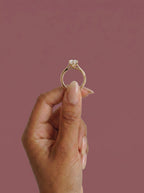 Anillo de compromiso MAGNOLIA marquesa solitario engaste floral en oro amarillo, diamante, detalle sujeto con pinza