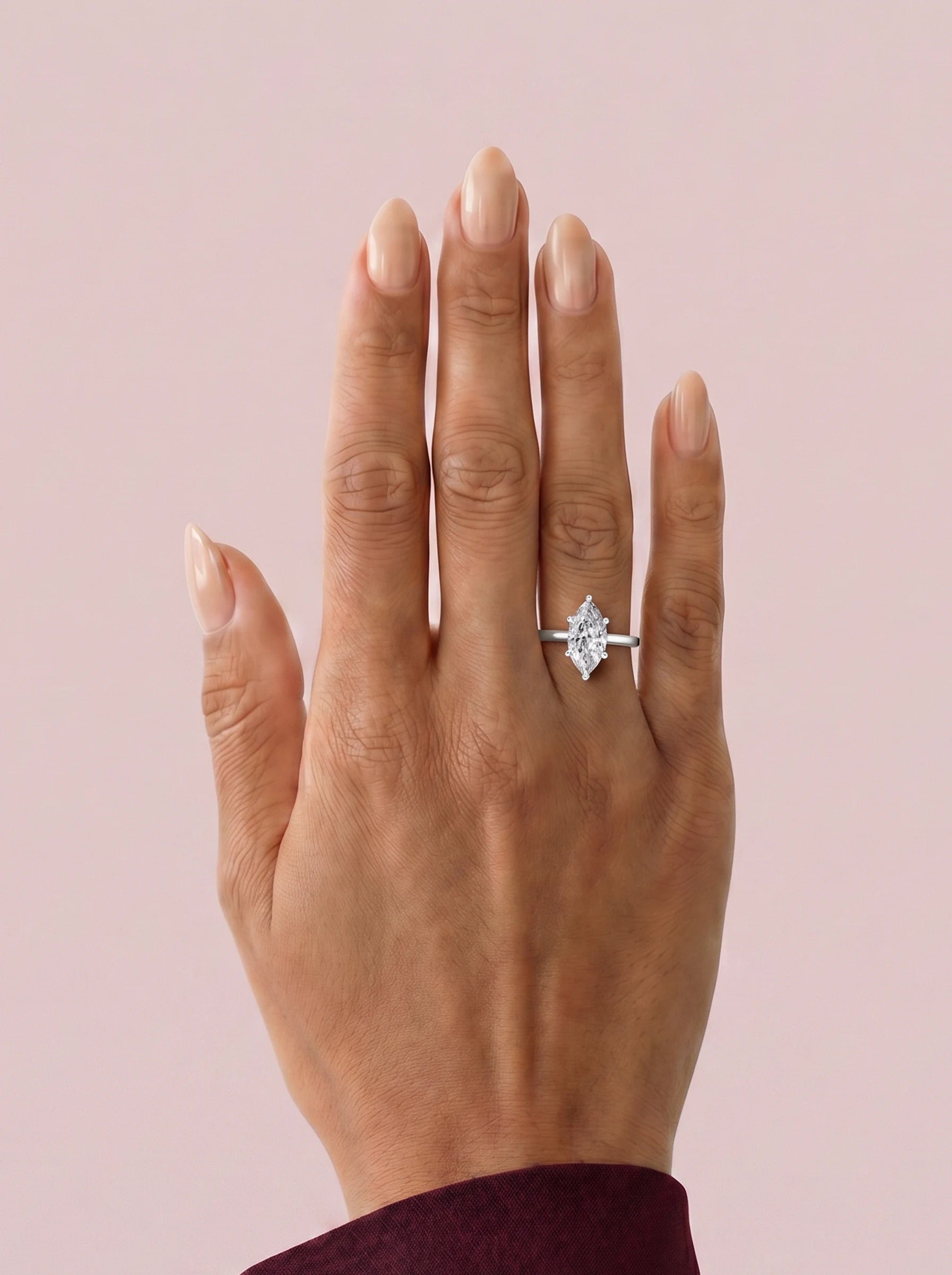 Anillo de compromiso MAGNOLIA marquesa solitario engaste floral en oro blanco, diamante, vista en la mano