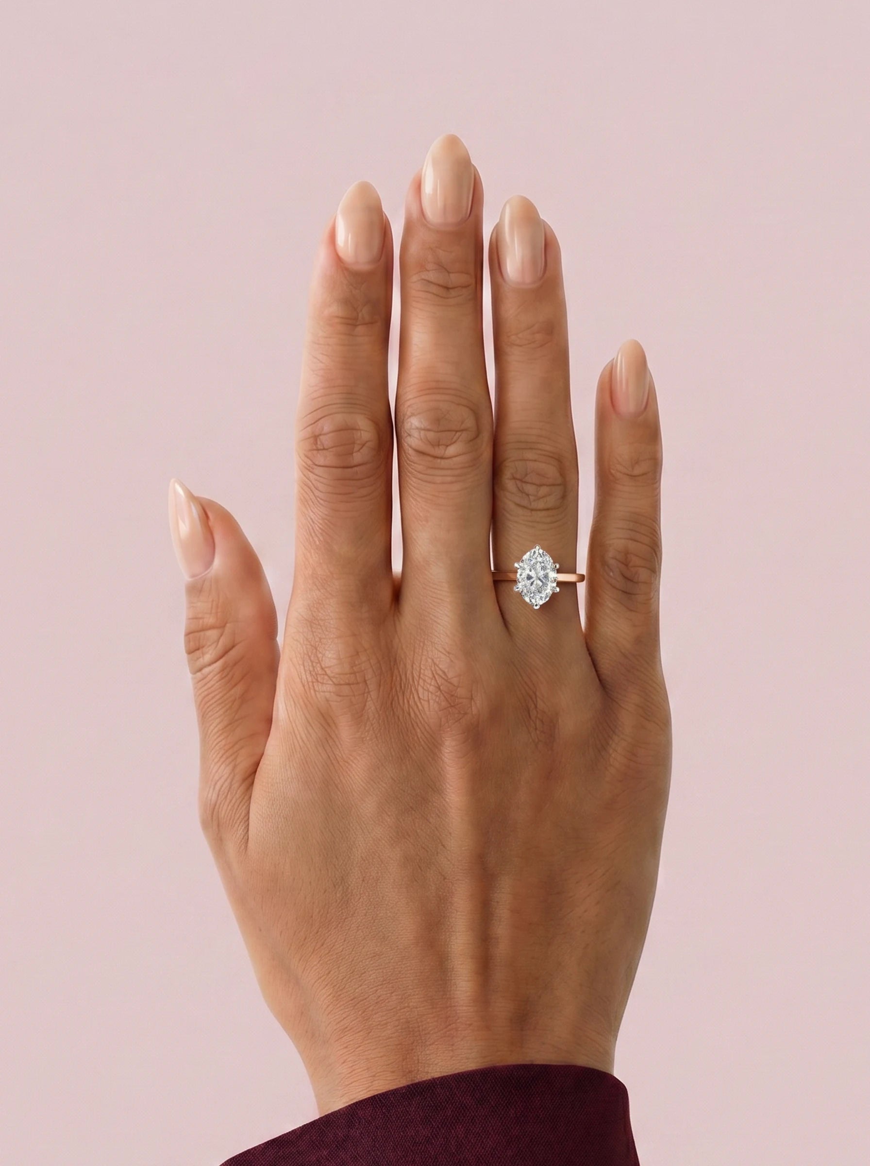 Anillo de compromiso MAGNOLIA oval solitario engaste floral en oro rosa, diamante, vista en la mano
