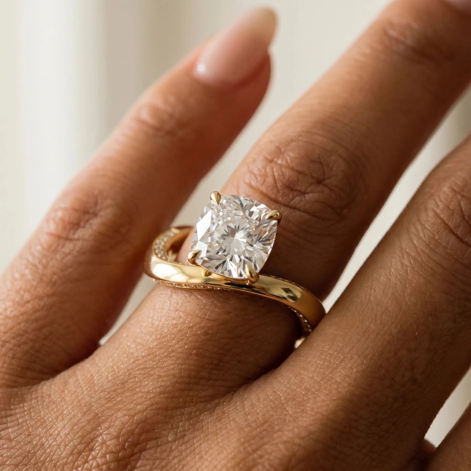 Marea en oro amarillo, puesta en la mano - BRAVORA joyería