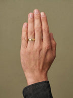 Alianza Orion en oro amarillo de 4 mm - puesta en la mano