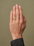 Alianza Orion en oro amarillo de 5 mm - puesta en la mano