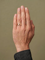 Alianza Orion en oro rosa de 5 mm - puesta en la mano