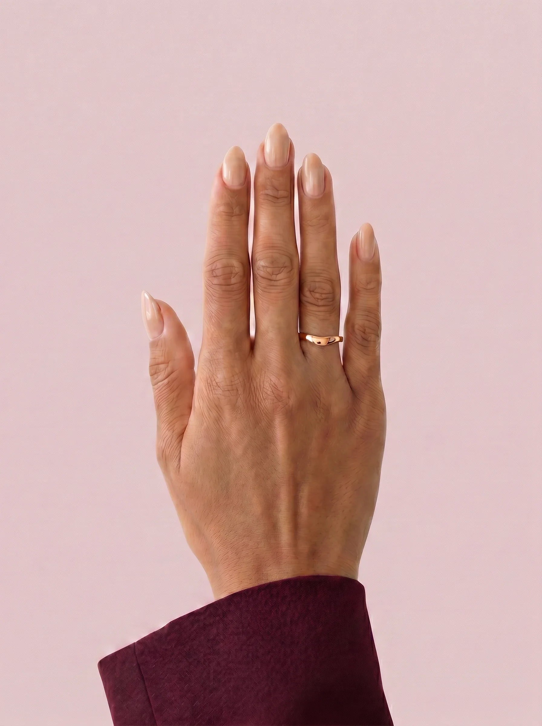 Alianza Selene en oro rosa - puesta en la mano