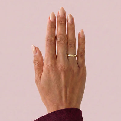 Anillo SOLEIL en oro amarillo, vista en la mano, hero