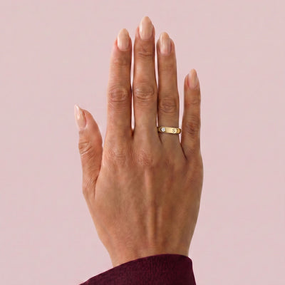 Anillo SOLEIL en oro amarillo, vista en la mano, hero