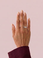 Anillo SOLEIL en oro blanco, vista en la mano, hero