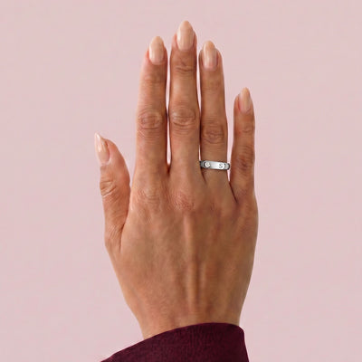 Anillo SOLEIL en oro blanco, vista en la mano, hero