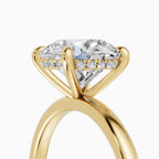 Anillo de compromiso THEIA brillante solitario halo escondido en oro amarillo - detalle engaste