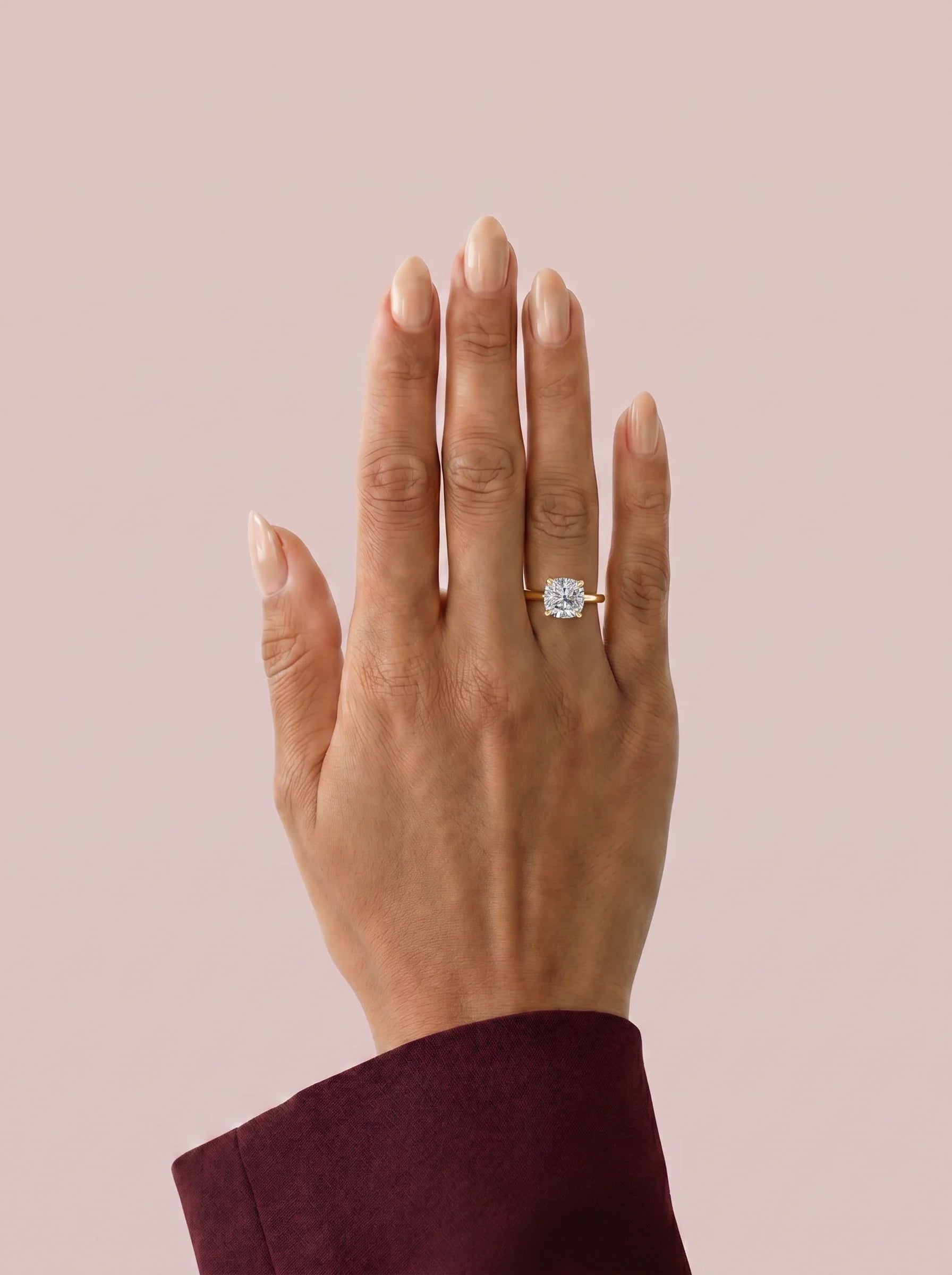 Anillo de compromiso solitario halo escondido THEIA cojin en oro amarillo, vista en la mano