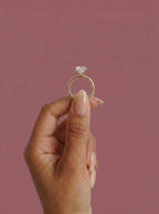 Anillo de compromiso solitario halo escondido THEIA cojin en oro amarillo, detalle sujeto con pinza