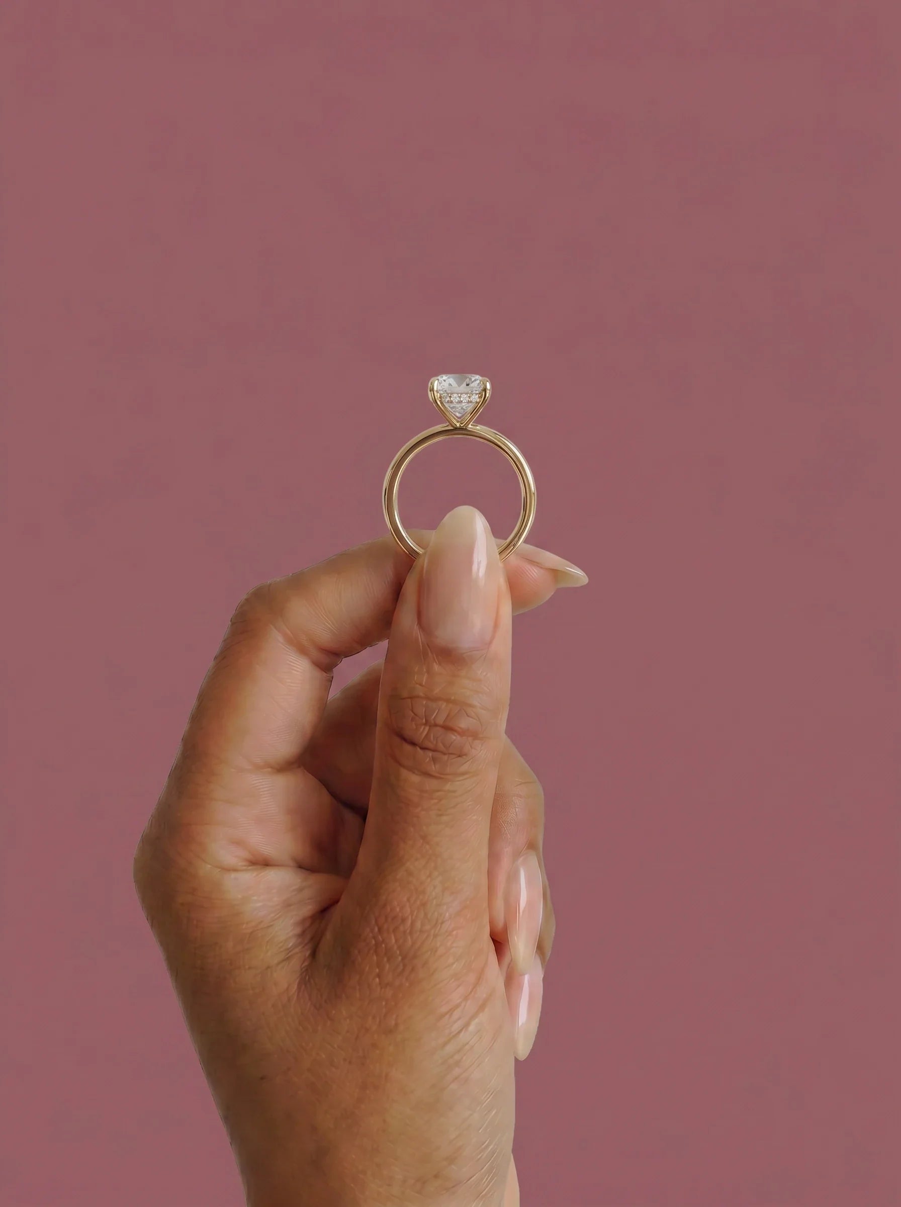 Anillo de compromiso solitario halo escondido THEIA cojin en oro amarillo, detalle sujeto con pinza
