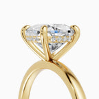 Anillo de compromiso THEIA cojín solitario halo escondido en oro amarillo - detalle engaste