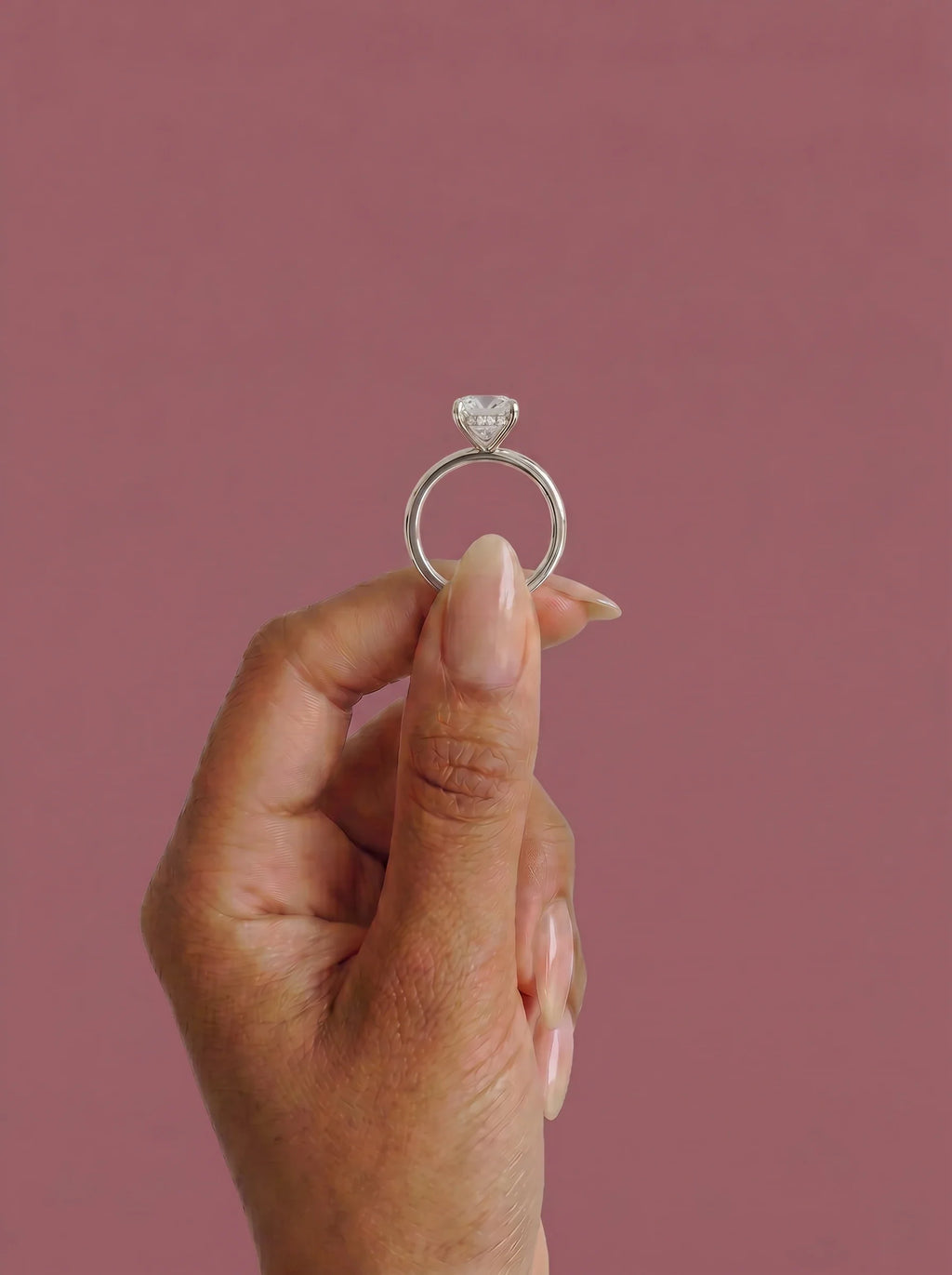 Anillo de compromiso solitario halo escondido THEIA cojin en oro blanco, detalle sujeto con pinza