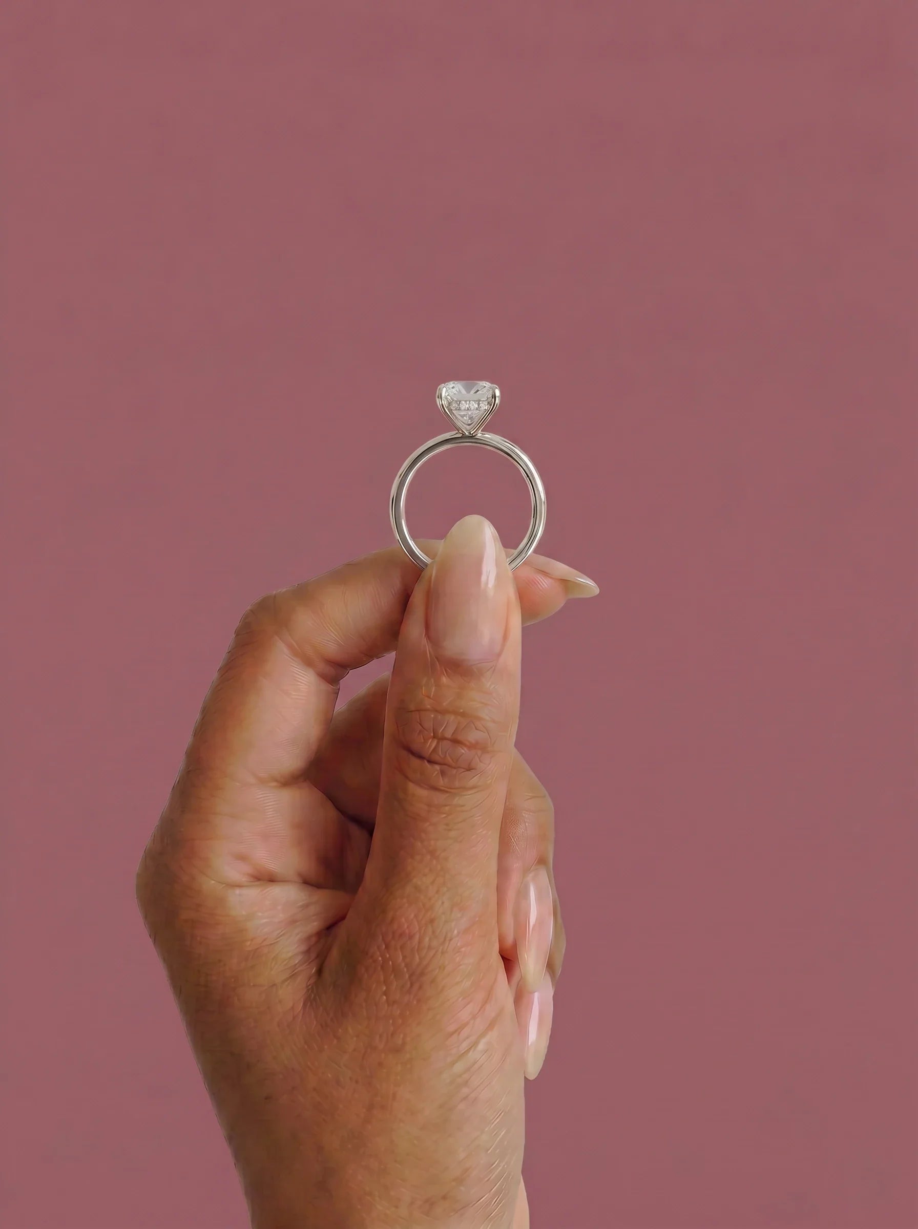 Anillo de compromiso solitario halo escondido THEIA cojin en oro blanco, detalle sujeto con pinza