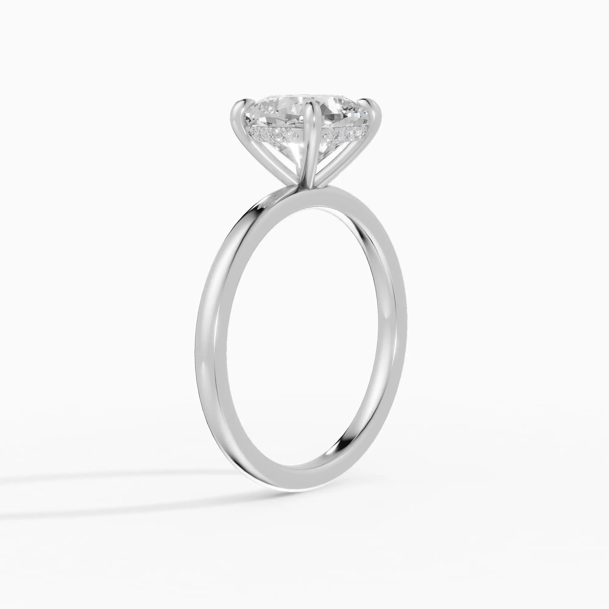 Anillo de compromiso THEIA cojín solitario halo escondido - puesto en mano