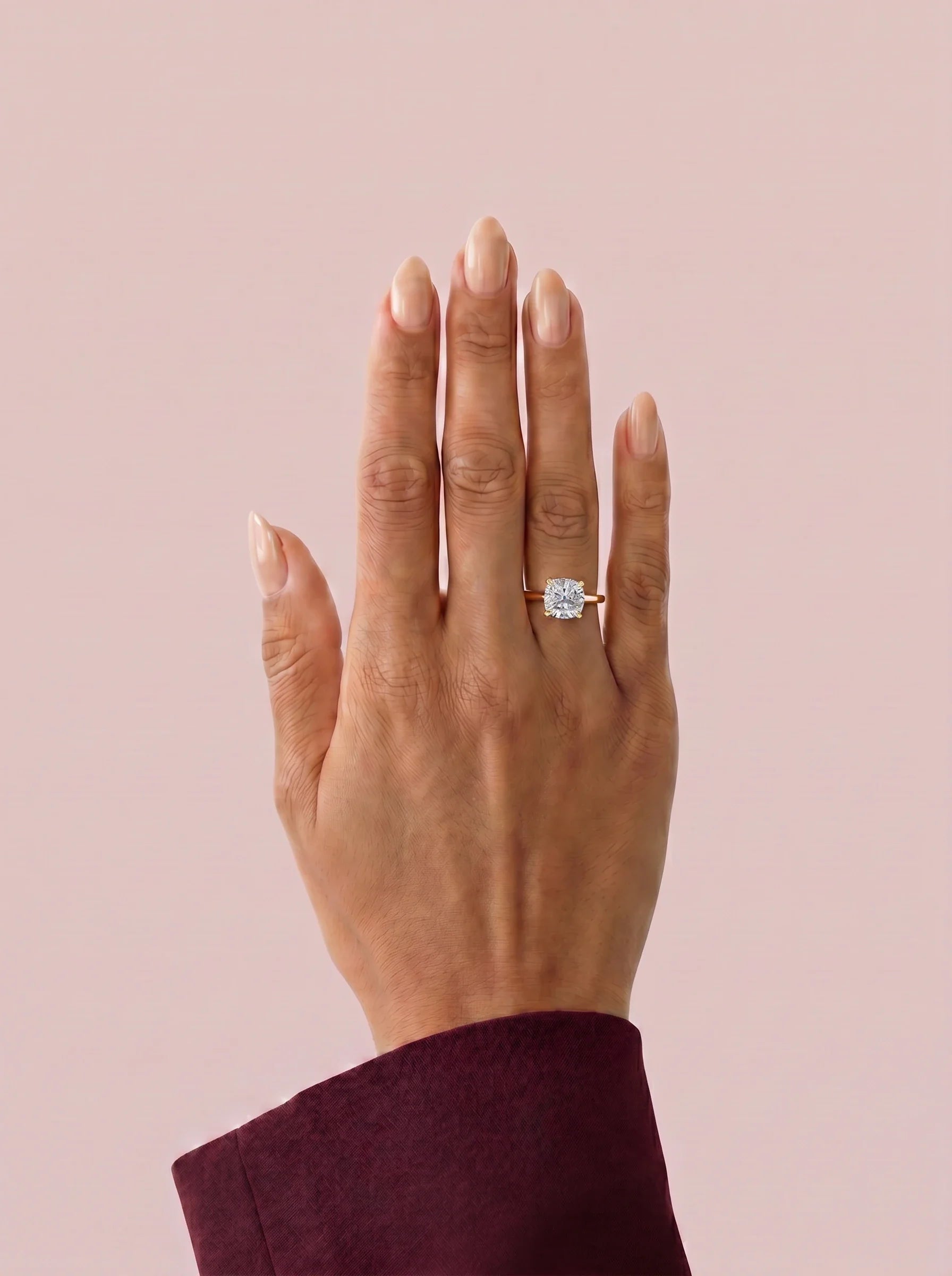 Anillo de compromiso solitario halo escondido THEIA cojin en oro rosa, vista en la mano