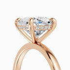 Anillo de compromiso THEIA cojín solitario halo escondido - lifestyle