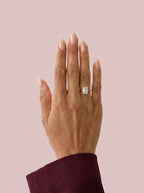Anillo de compromiso solitario halo escondido THEIA esmeralda en oro amarillo, vista en la mano
