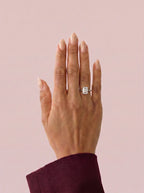 Anillo de compromiso solitario halo escondido THEIA esmeralda en oro blanco, vista en la mano