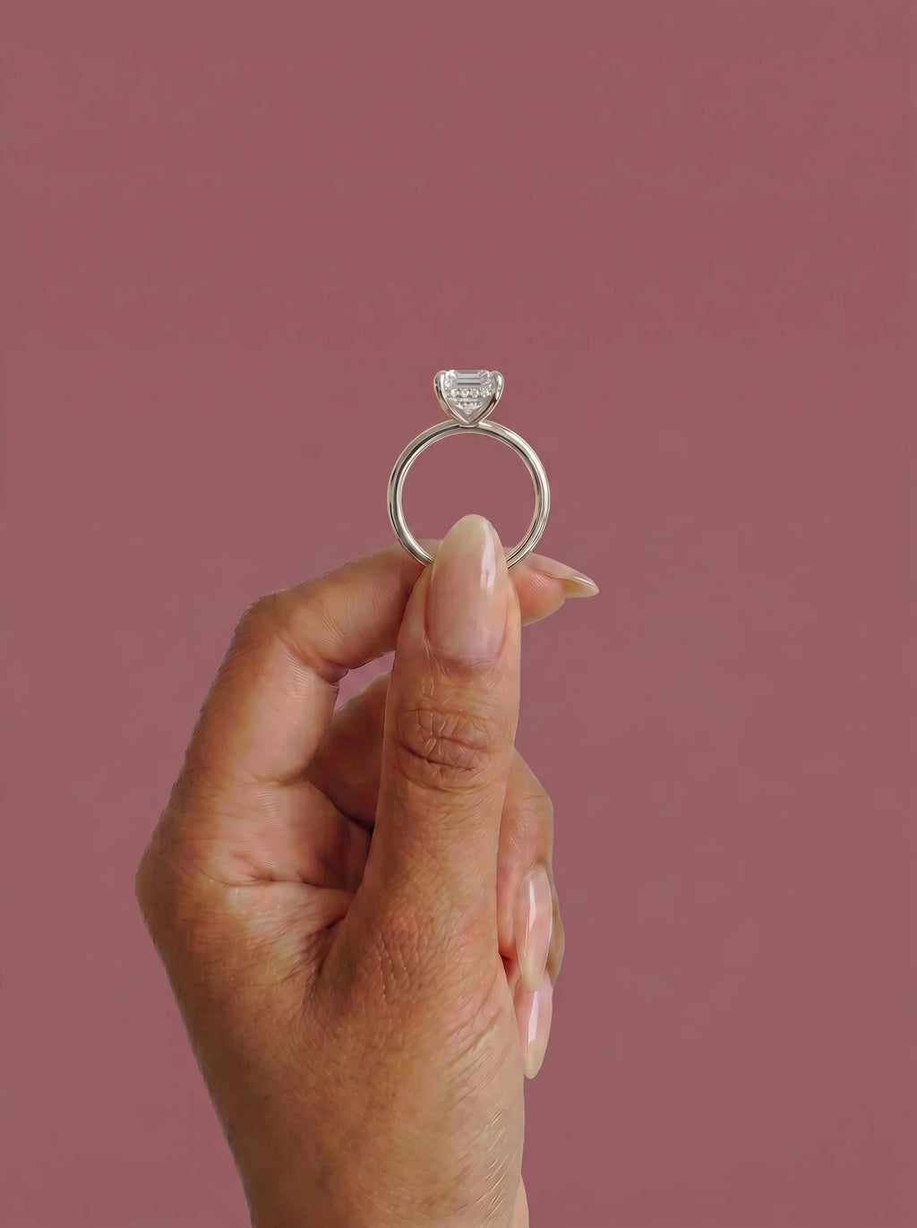 Anillo de compromiso solitario halo escondido THEIA esmeralda en oro blanco, detalle sujeto con pinza