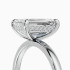 Anillo de compromiso THEIA esmeralda solitario halo escondido - vista trasera