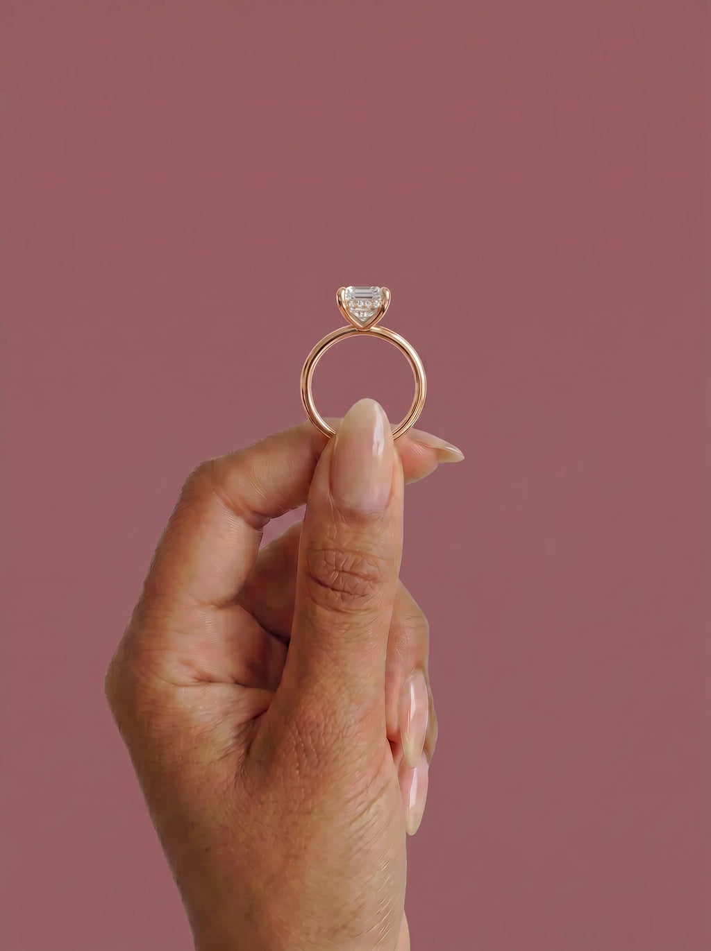 Anillo de compromiso solitario halo escondido THEIA esmeralda en oro rosa, detalle sujeto con pinza