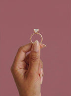 Anillo de compromiso solitario halo escondido THEIA esmeralda en oro rosa, detalle sujeto con pinza