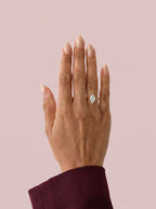 Anillo de compromiso solitario halo escondido THEIA marquesa en oro amarillo, vista en la mano