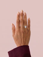 Anillo de compromiso solitario halo escondido THEIA marquesa en oro blanco, vista en la mano