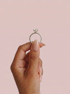 Anillo de compromiso solitario halo escondido THEIA marquesa en oro blanco, detalle sujeto con pinza